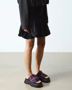 MATTISON SLIDE SLIP ON SANDALE in Schwarz & Pink Multi